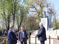 Николай Панков с жителями посетил памятники героям-землякам